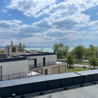 Balatoni panorámás lakás eladó