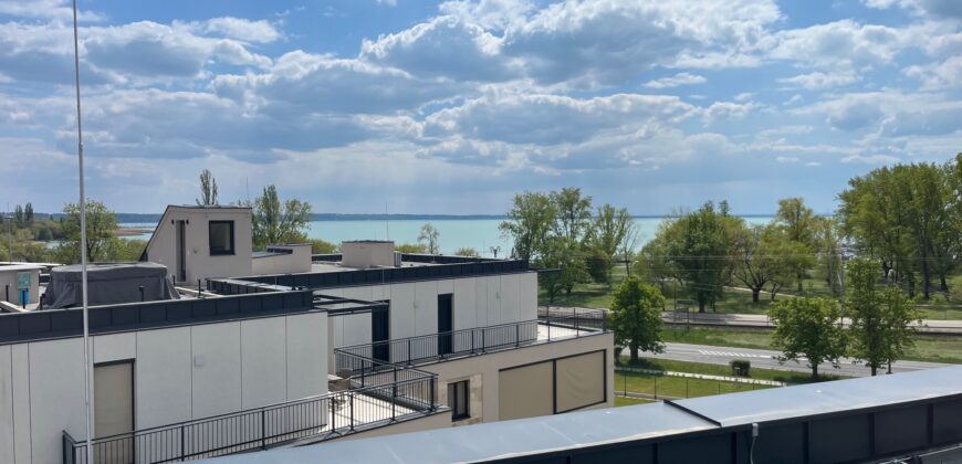 Balatoni panorámás lakás eladó